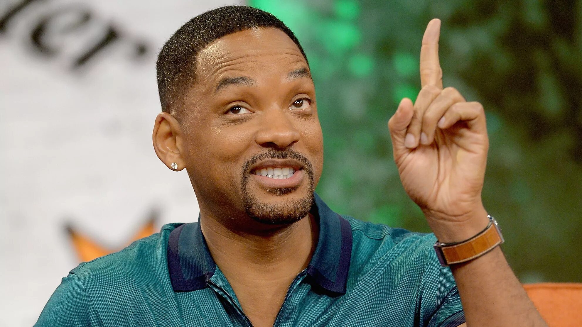 Жесты известных женщин. Роберт дауни младший. Знаменитости смеются. Жесты открытости. Эдди мерфи смех.