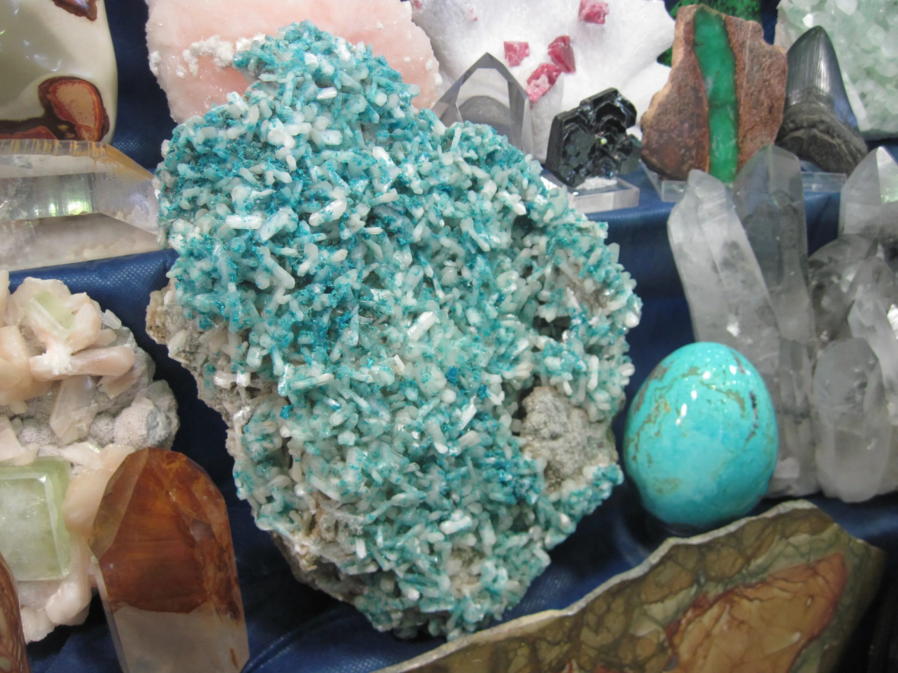 Мир камня работы. Мир камня работы. Музей уральских самоцветов златоуст. Музей самоцветов в москве. Мир камня 2014.