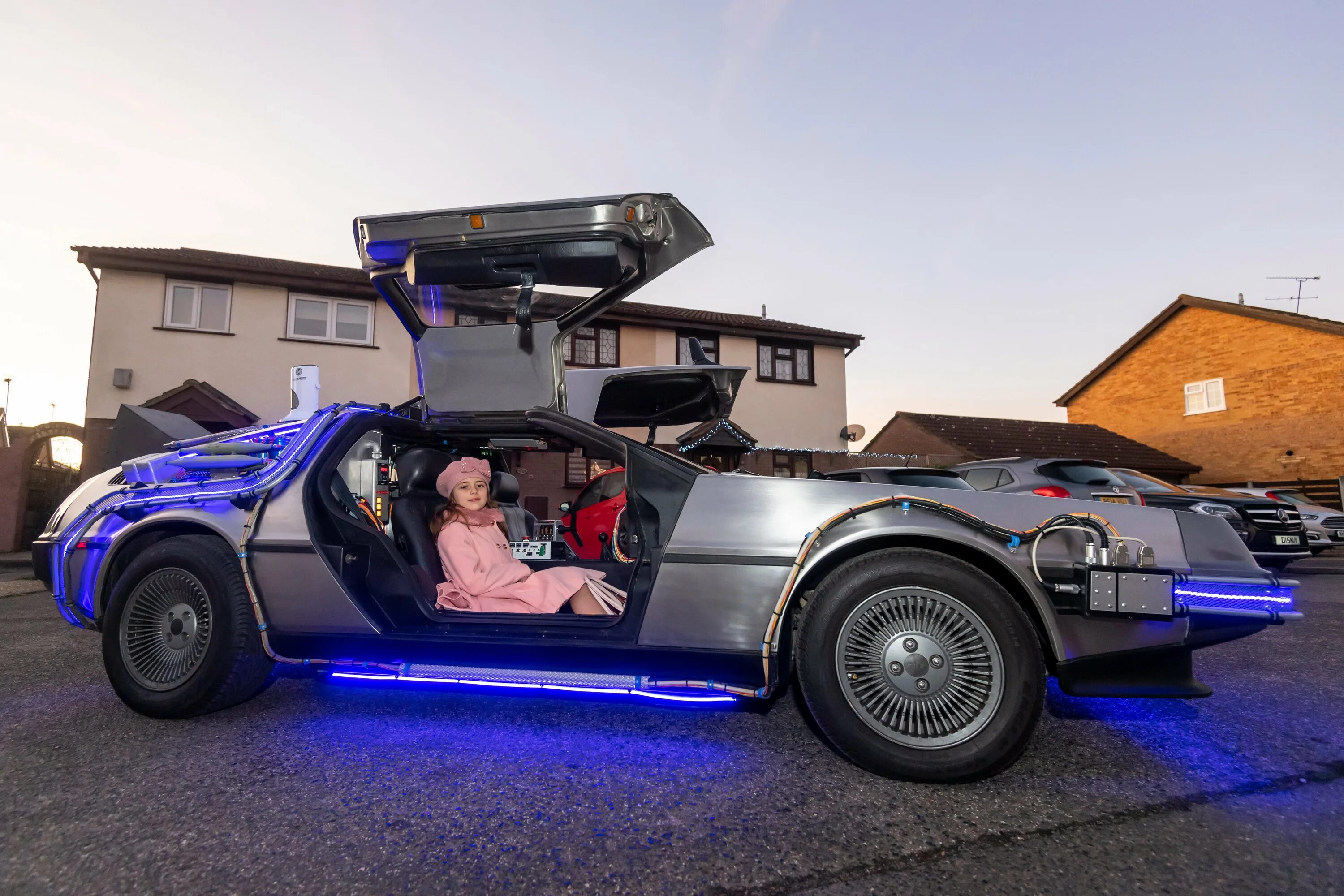 Машину времени полностью. Делориан DMC 12 машина времени. DELOREAN DMC-12 назад в будущее. ДЕЛОРЕАН дмс12 назад в будущее. Делориан 12 назад в будущее.