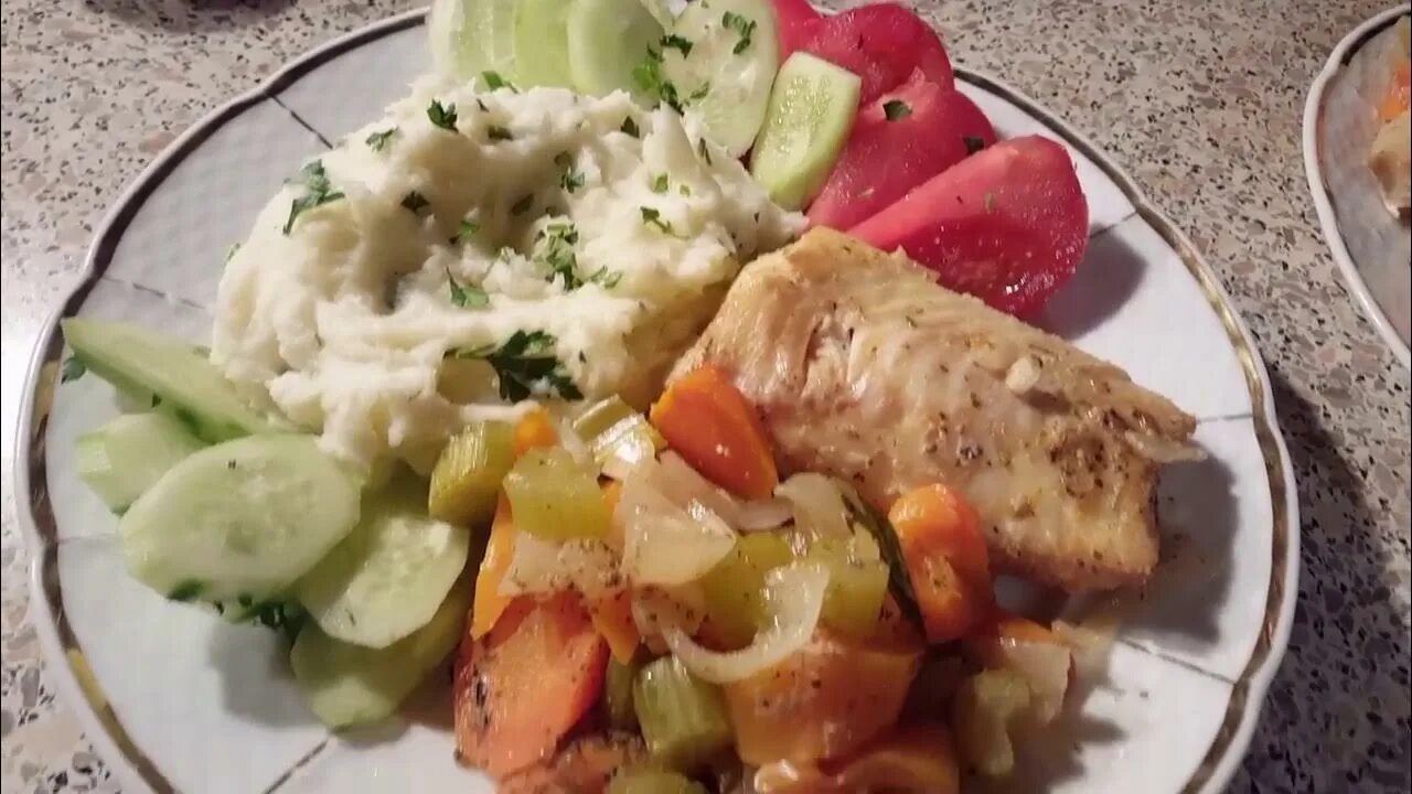 Вкусная треска в духовке с овощами