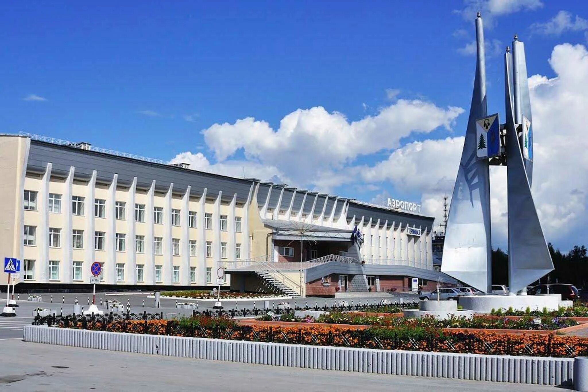 Нижневартовск аэропорт терминал 1. Аэропорт муравленко нижневартовск. Нижневартовск с самолета. Аэропорт нижневартовск номер телефона. Международный аэропорт нижневартовск.