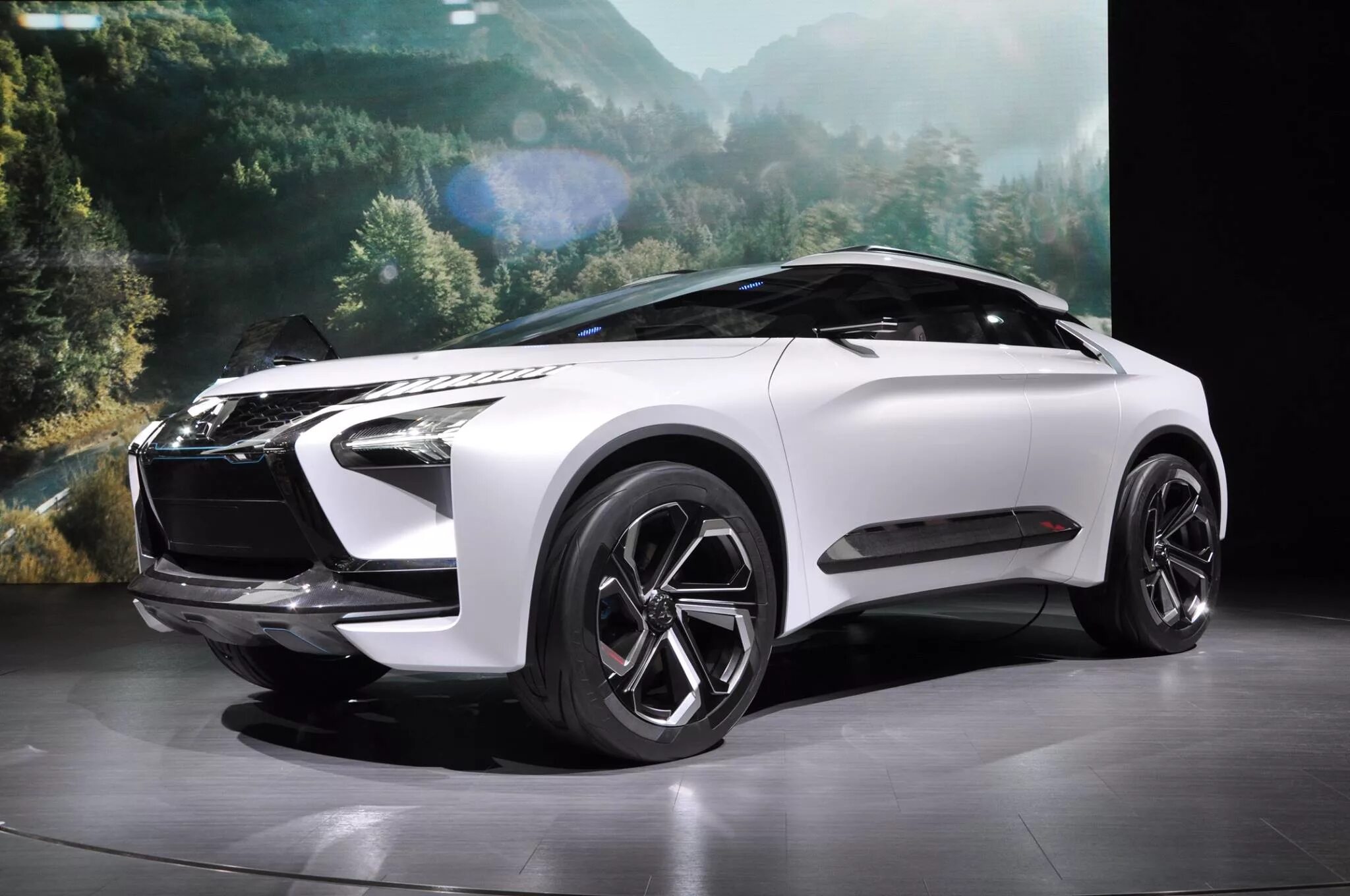 Mitsubishi 2023 кроссовер. Lamborghini кроссовер 2023. Mitsubishi 2022 ev. Mitsubishi джип 2022.