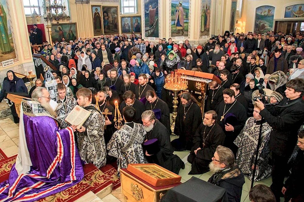 Кто первым просит прощение в прощенное воскресенье. Чин прощения прощеное воскресенье. прощеное воскресенье чин прощения в храме. прощеное воскресенье служба в храме. с прощенным воскресеньем церковь.