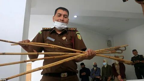 Избил палками