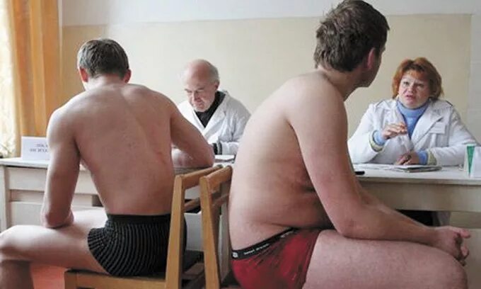 Медицинское обследование в армии. Недовес в армии. Юноши призывники. Лишний вес военкомат. Призывная медкомиссия в военкомате.