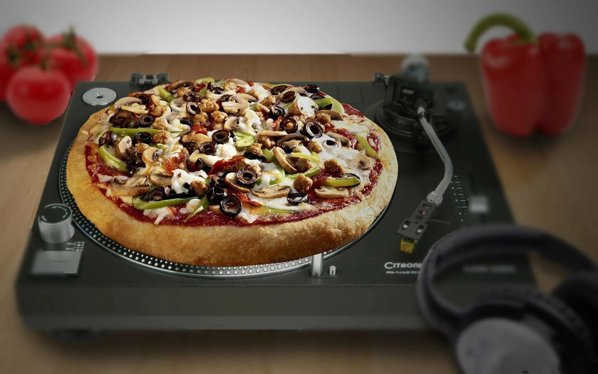 Включи песню пицца. Еда пицца. Пицца обои. Огромная пицца на столе. Пицца на черном фоне.