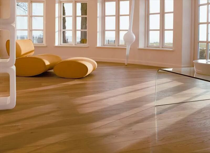 Регулируемые полы. Biofa 9062. Требования к качеству цементной стяжки пола. Желтый паркет в интерьере. Пол из шпунтованной доски лиственницы.