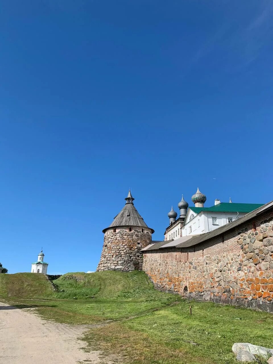Соловки где поесть. Трудники соловецкий монастырь. Соловецкий монастырь экскурсии. Соловки паломники. Паломническая поездка на соловки.