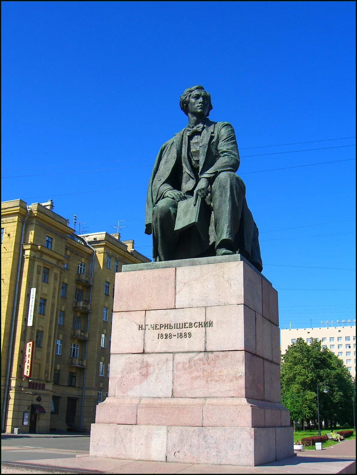 Памятник в чернышевском. Памятник н. г. Чернышевскому (Санкт-Петербург). Памятник Чернышевскому СПБ. Памятник Николаю Чернышевскому в Санкт-Петербурге.