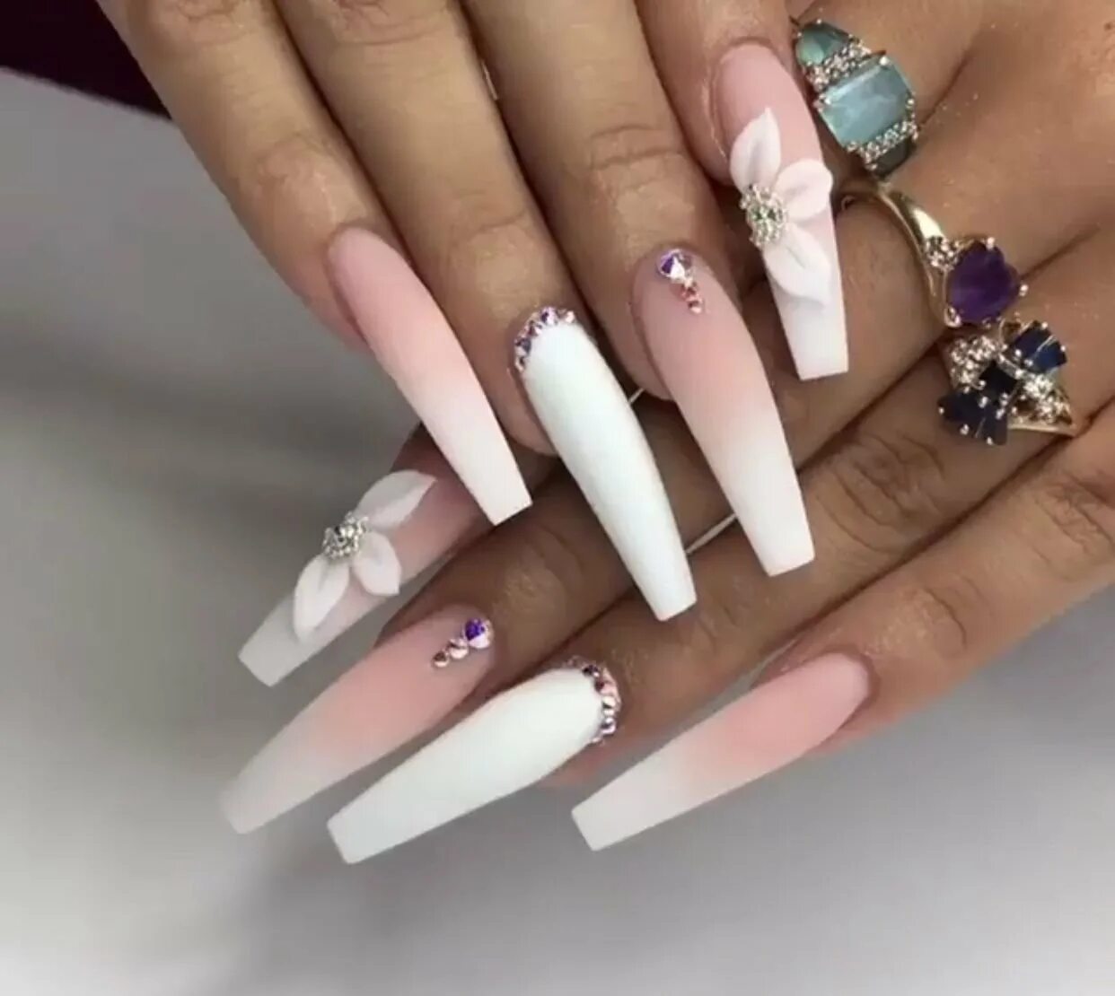 Маникюр на длинные ногти 2024 фото. Маникюр на длинные ногти 2024 фото. Стилеты 2023. Маникюр на длинные ногти. Острые ногти.