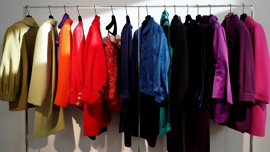 Женская одежда. Секонд хенд картинки. Девушка после шопинга. Одежда секонд. Женские вещи.