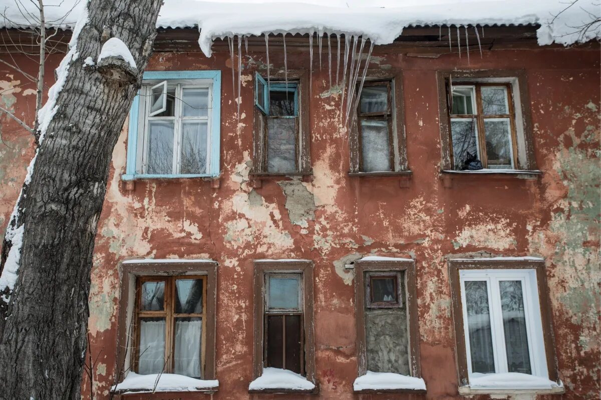 Сайт жкх аварийное жилье. Барак расселение ветхое жилье Калуга. Ветхое и аварийное жилье. Аварийный дом. Аварийные дома в России.