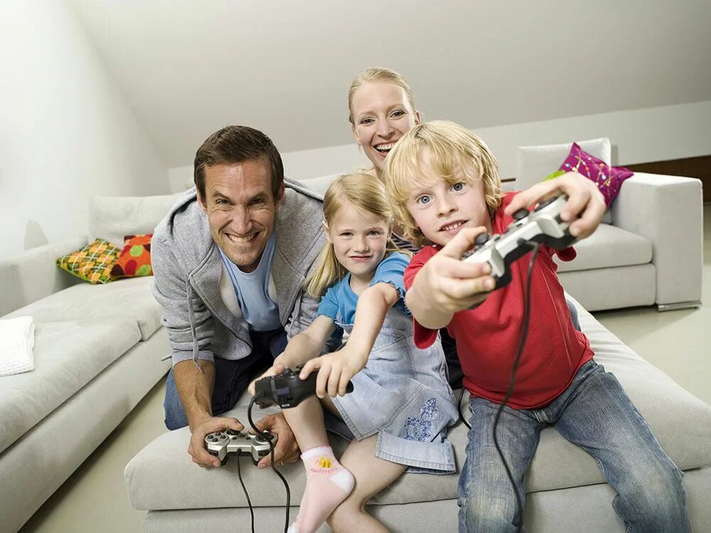Включи family играет. Семья игроманы. семейный игроман. family tensions. семейка плей.