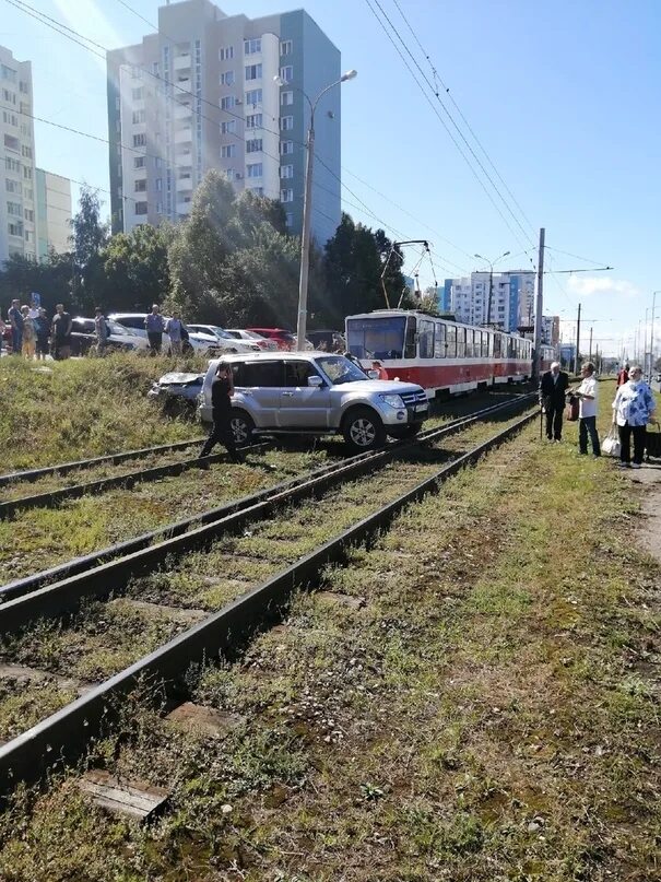 Самара Барбошина Поляна трамвай. Трамвайные пути на Ново-садовой Самара. Авария на трамвайных путях. Машина на трамвайных путях. Ремонт трамвайных путей в самаре