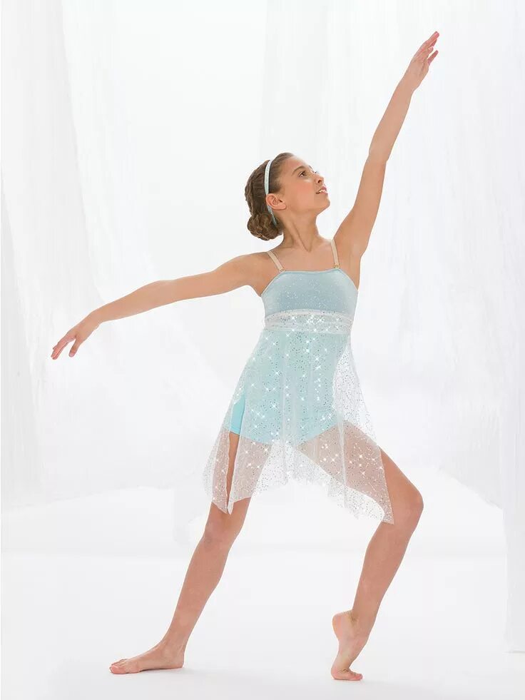 Кружится в платье. Танцуем без платья. Девушка в желтом платье танцует. Танцуем без платья. Костюм для танца контемпорари.