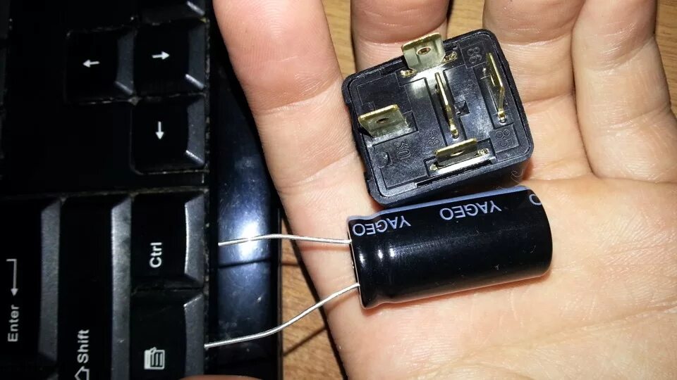 Подключение реле конденсатор. Мигалка из реле поворотов. конденсатор в реле поворотов. реле конденсатор опель зафира а 2001 года.