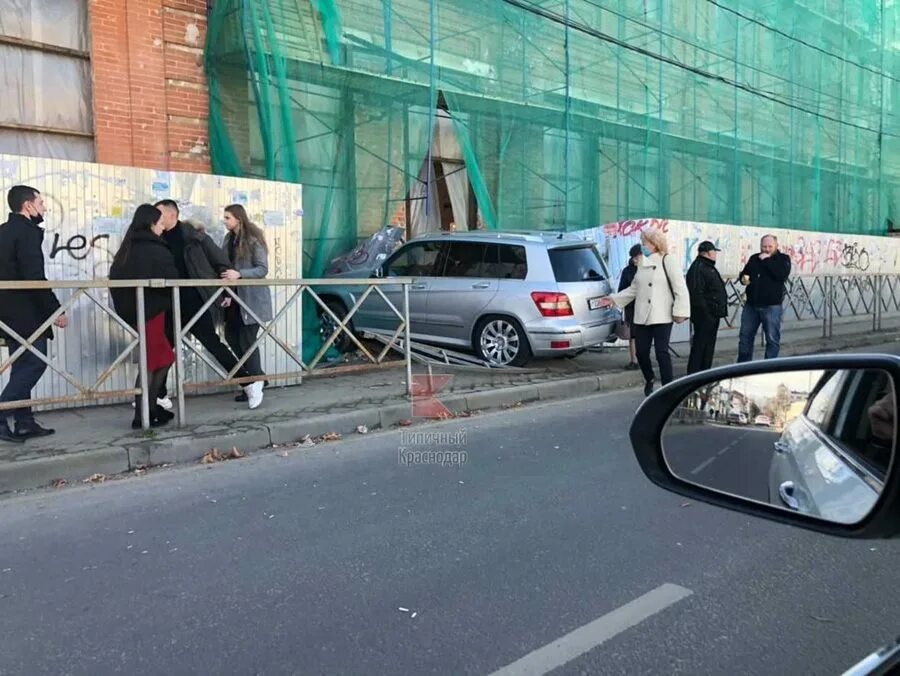 Аварии в краснодаре инфинити. Происшествия краснодар. Мерседес въехал в столб. Дтп краснодар сормовская 28. В краснодаре врезался.