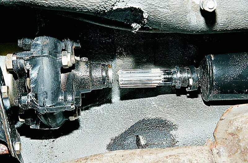 Крестовина карданного вала ваз 2106. Карданный вал ваз 2107 с крестовиной. Крепление кардана ваз 2107. Как снять кардан на ваз. Муфта соединительная кардана ваз 2107.