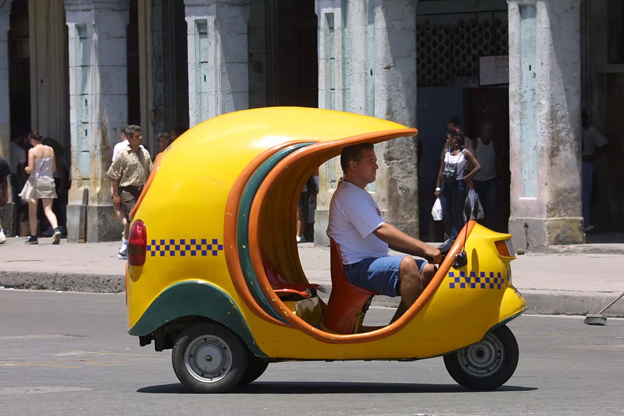 Коко такси на Кубе. Машины такси прикольные. Смешные машины. Смешные машины такси.