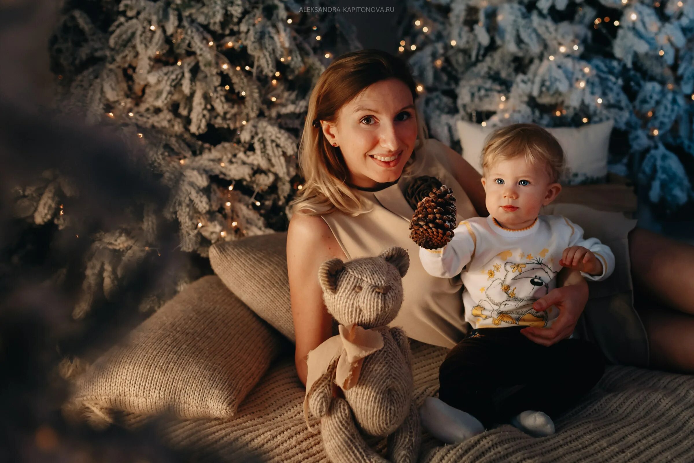 Новогодняя фотосессия семейная. Новогодняя фотосессия в студии. Новогодняя семейная фотосессия в студии. Новый год семья.