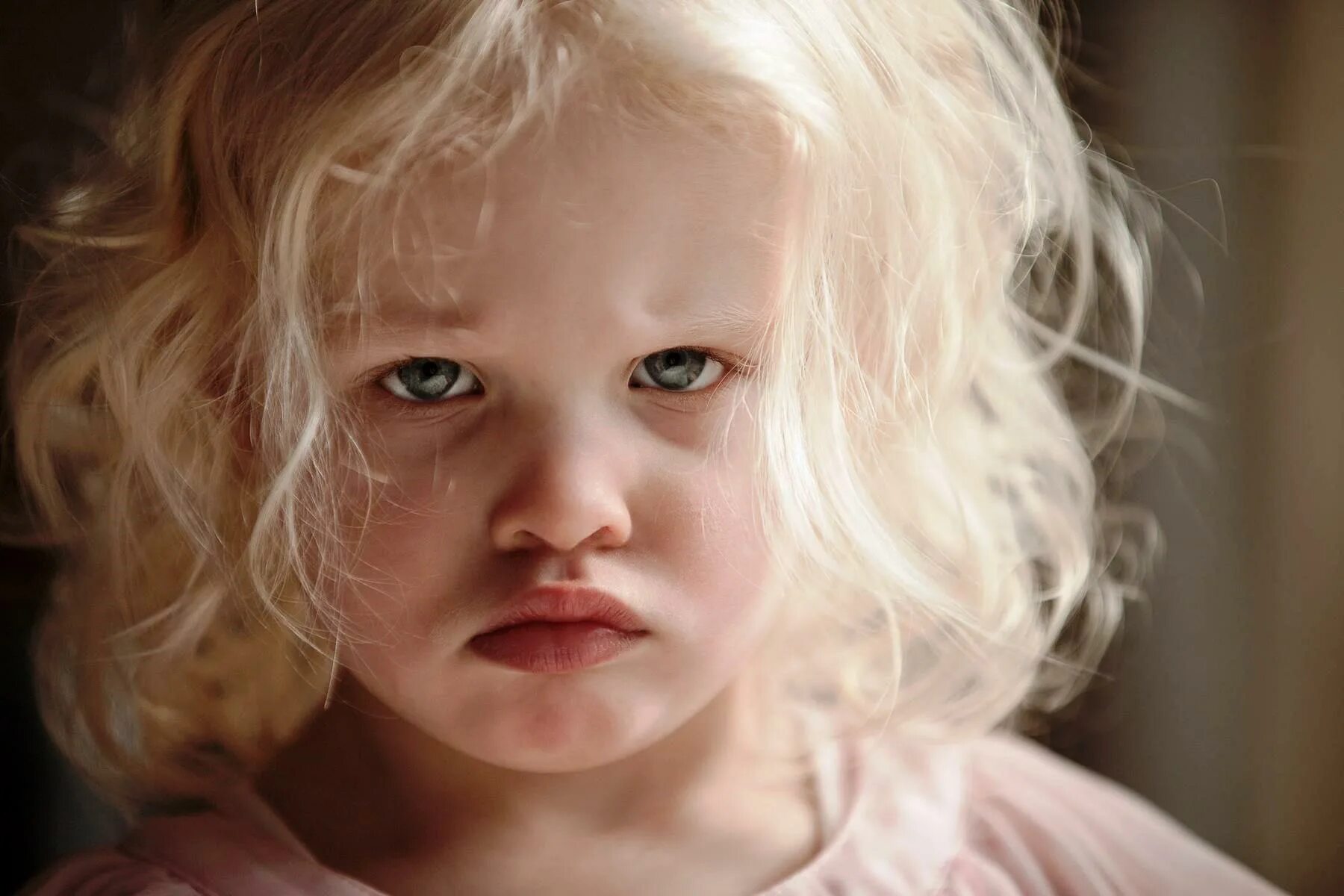взгляд исподлобья у ребенка. обиженный глаза. маленький ребенок плачет. грустный ребенок. грустный ребенок.