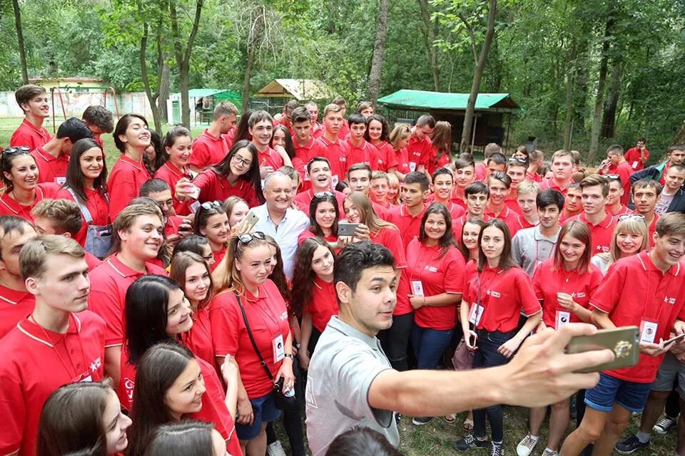 Молдова открывает. Молодежь Молдовы. Молодежь из Молдовы. Кишинев молодежь. Столица молодежи Молдова 2024.