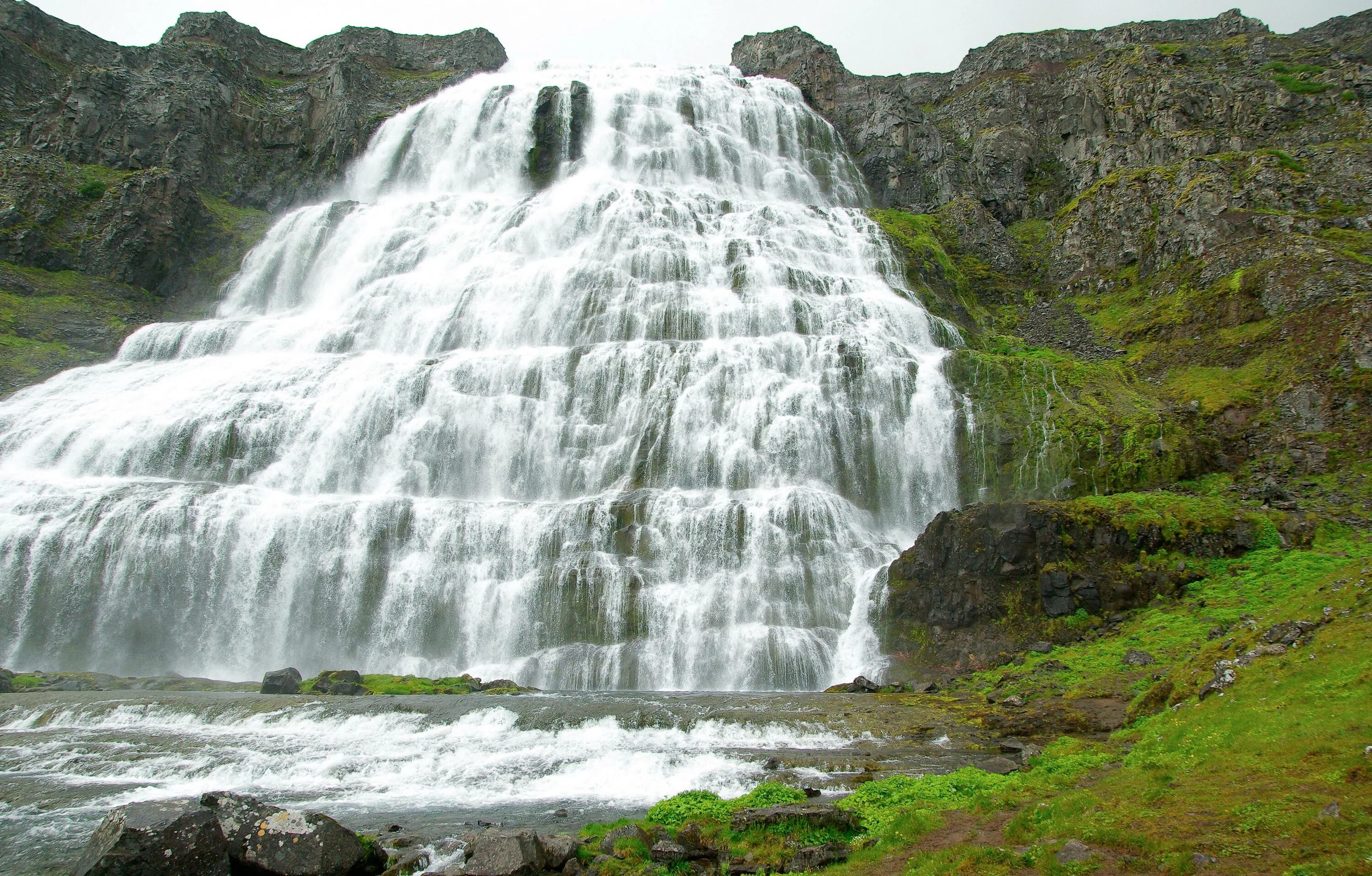 Водопад Диньянди. Диньянди Исландия. Исландия водопад Hangandifoss. Водопад Хенгьанефоссен