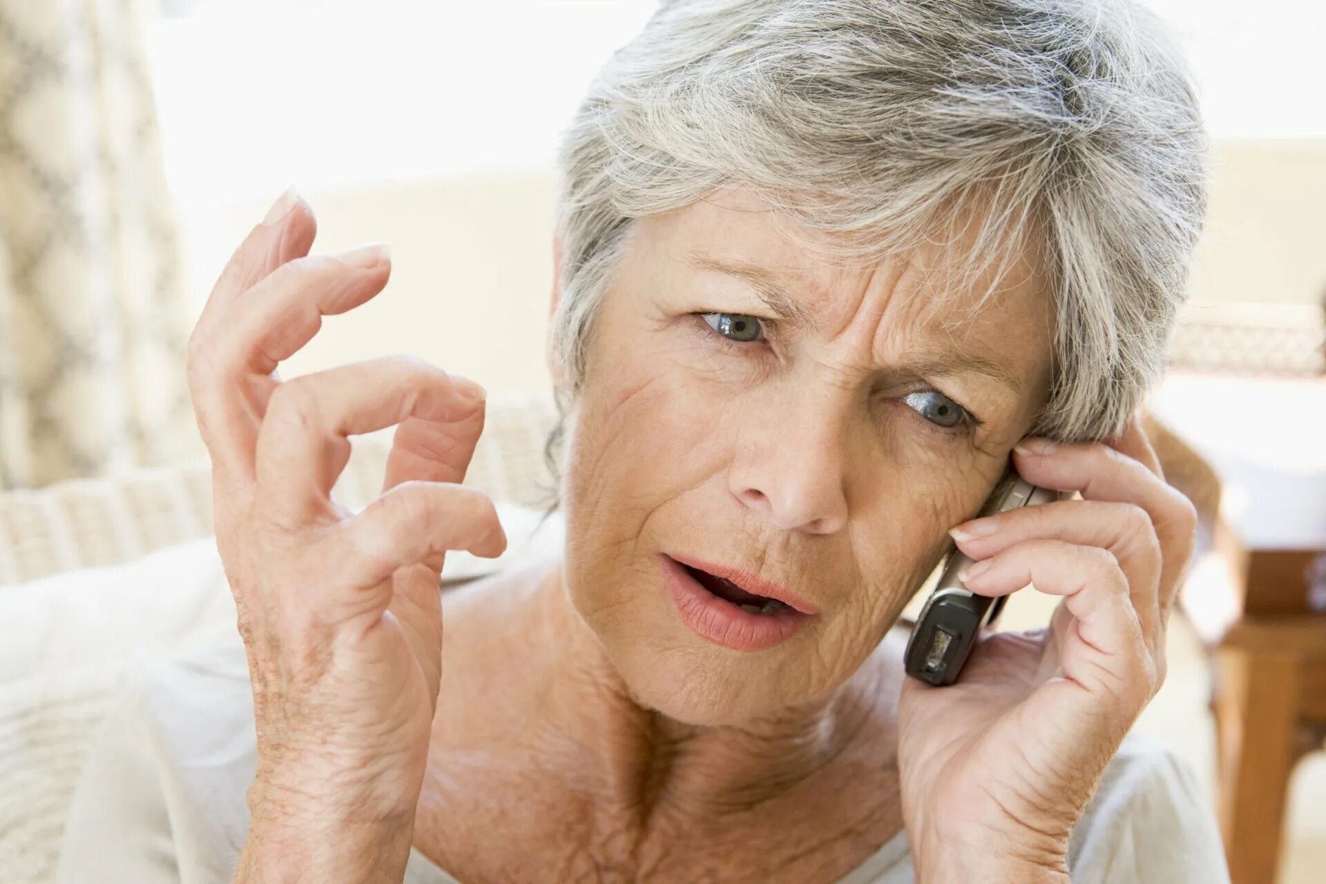 Бесплатные телефоны взрослых женщин. Пожилая женщина. Пожилая женщина с телефоном. Пожилая женщина звонит по телефону. Пожилая женщина с телефоном в руках.