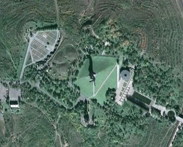 Курган со спутника в реальном. Мамаев курган на карте. мамаев курган со спутника. мамаев курган план комплекса. спутниковый снимок мамаев кургана.