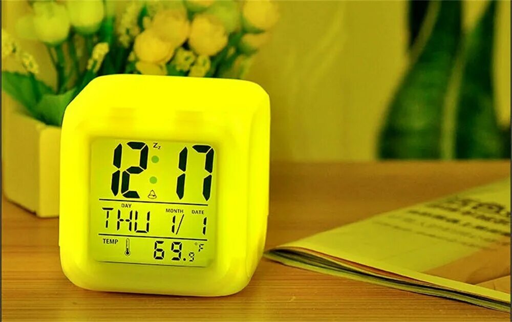 Светящиеся часы. Светящийся будильник. Светящийся led будильник с доской для записей. Светящиеся часы будильник. Умные настольные часы с пиксельной.
