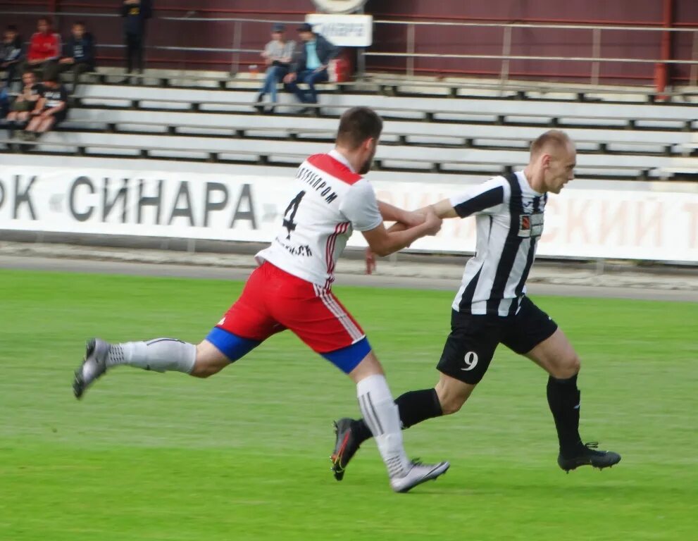 Фк синара каменск-уральский 2011. Синара футбольная команда каменск уральский. Синара команда каменск уральский. Фк синара каменск-уральский 2012 год. Фк синара каменск-уральский.
