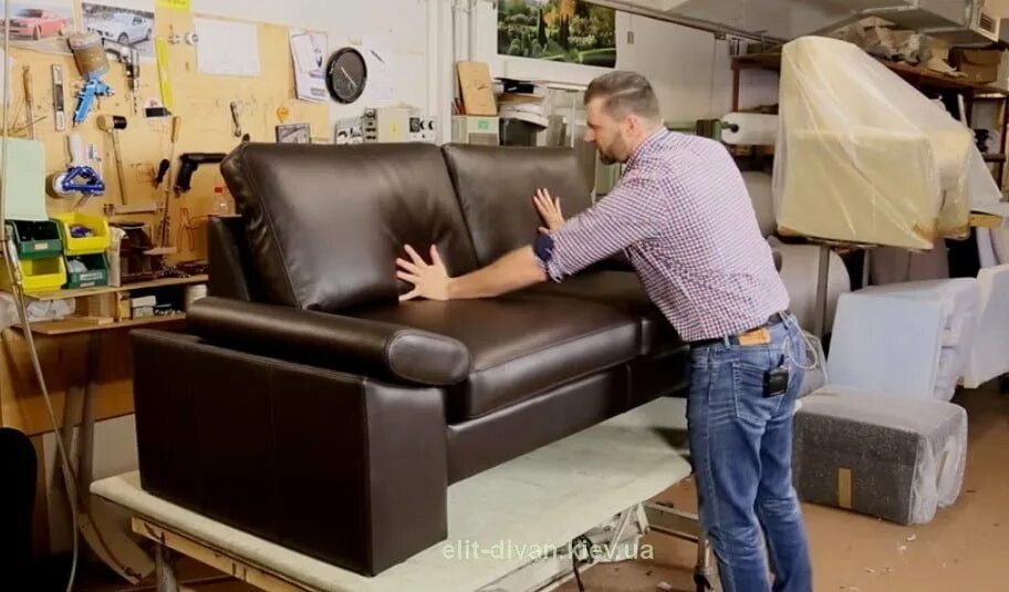 Обивщик (обойщик) мягкой мебели. Сборщик мягкой мебели вакансии. Обивщик мебели. Обтяжчик мягкой мебели. Дизайнер мебели зарплата.