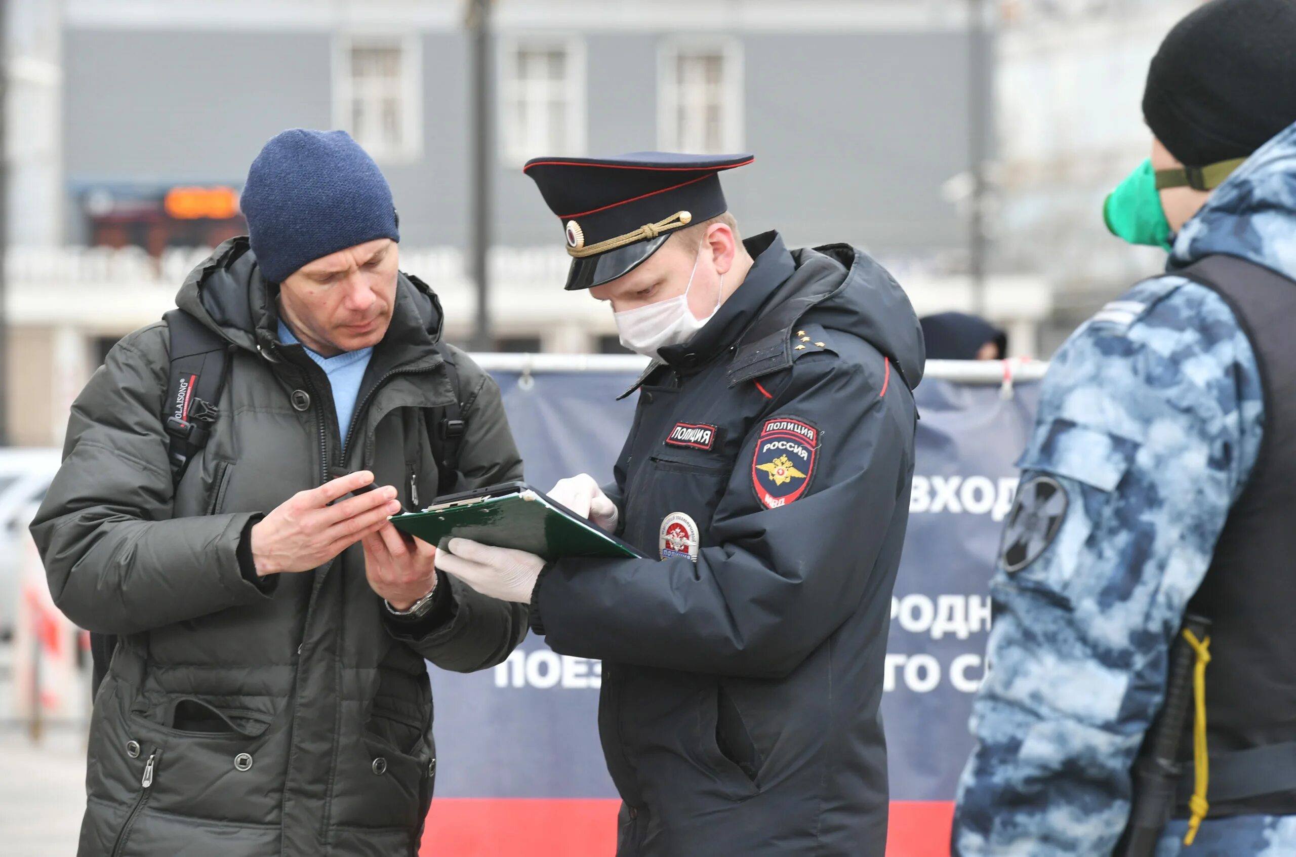 Проверка документов. Полиция проверяет мигрантов. Полицейский на улице. Сотрудник полиции. Сотрудники правоохранительных органов.
