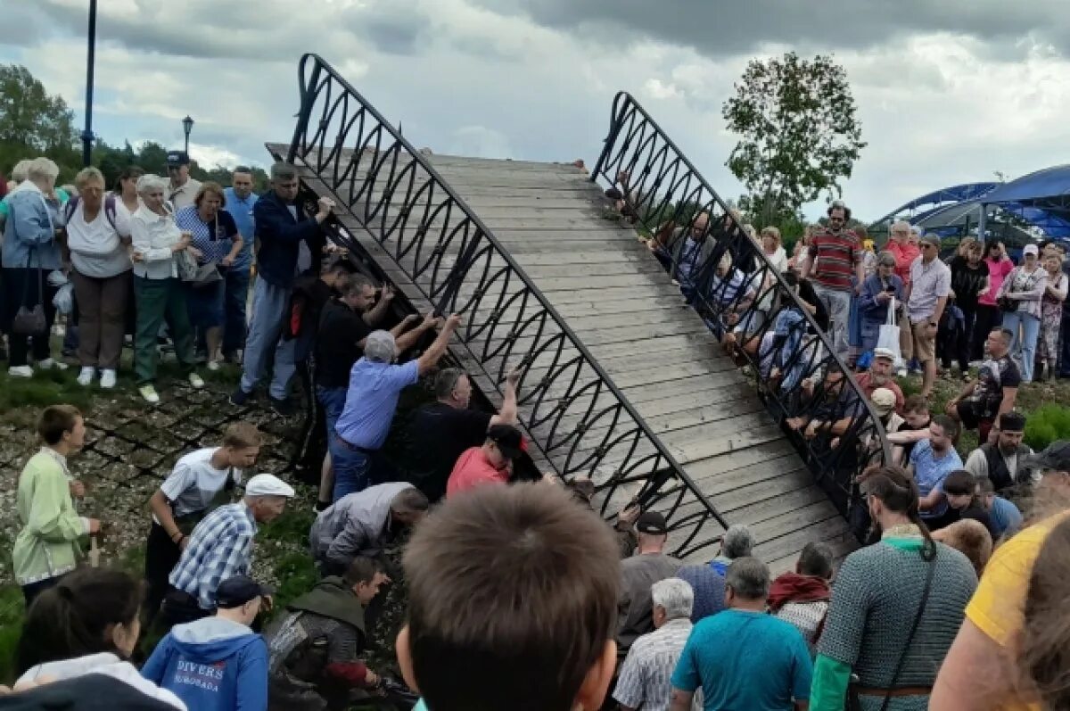 Луга- спб дорога. Машина врезалась в дерево. Чп луга. Чп луга. Луговая сгорела машина.