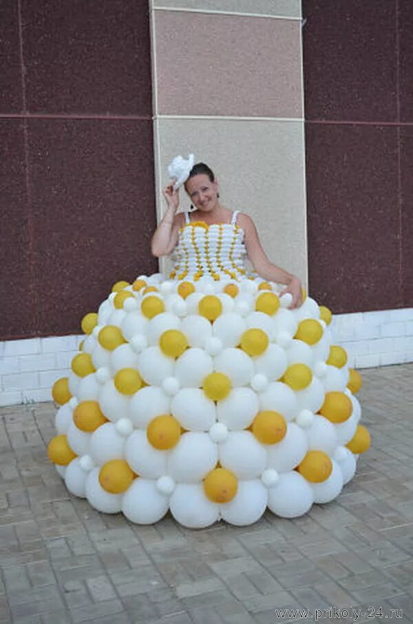 платье из воздушных шаров. наряд из воздушных шаров. платье из воздушных шариков. сделать платье из шариков. сделать платье из шариков.