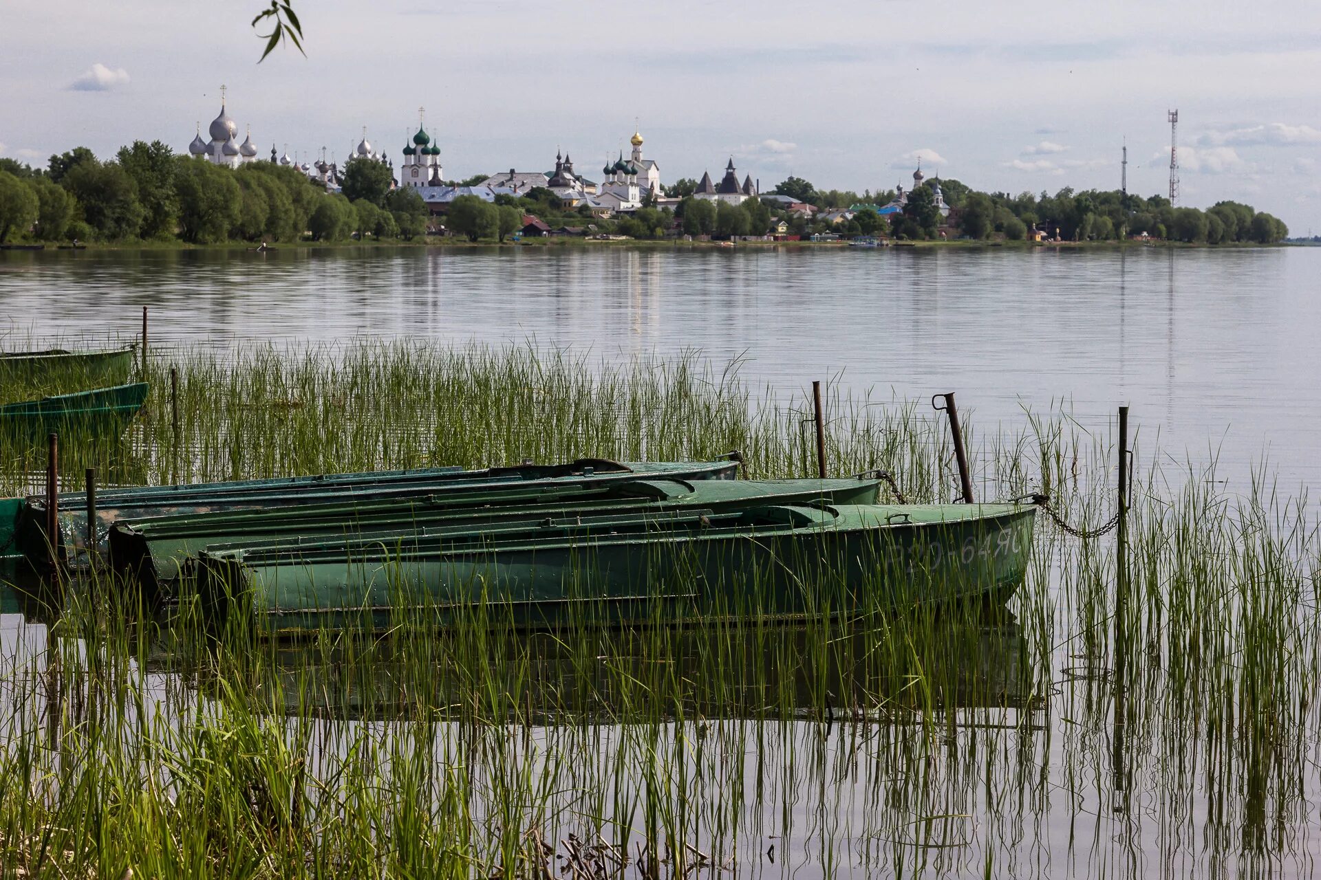 Озеро неро ярославская. Озеро Неро Ярославская область. Ярославль озеро Неро. Остров Львовский озеро Неро. Ростов Великий набережная озера Неро.