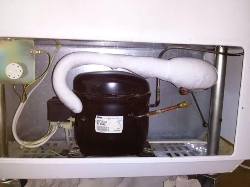 Холодильник индезит транспортировочные транспортировочные болты. Компрессор громко работает. Компрессор громко работает. Морозильник пусковое реле мотор atlant. Компрессор для холодильника bosch.