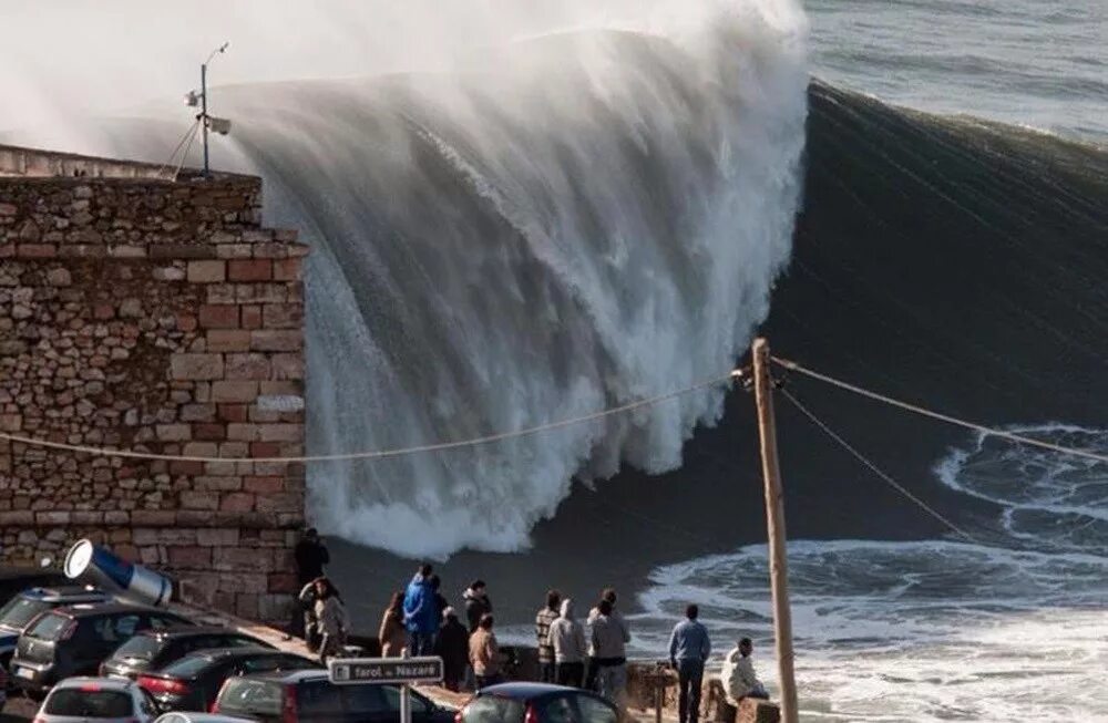 Есть ли шторм. Nazare Португалия серфинг. Гарретт Макнамара Назаре. ЦУНАМИ Тихого океана 30 метров. Назаре Португалия волны.
