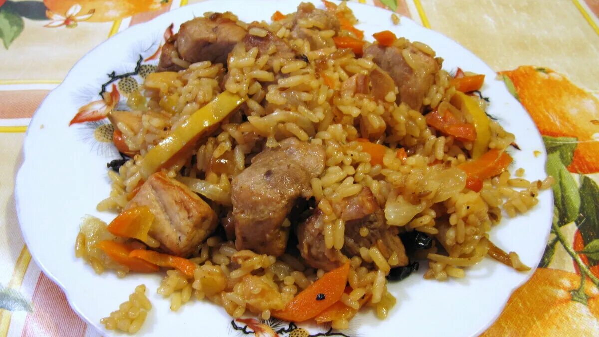Плов в горшочке с курицей. Плов в духовке с курицей. Плов из говядины. Плов из говядины в духовке. Плов из говядины в духовке.