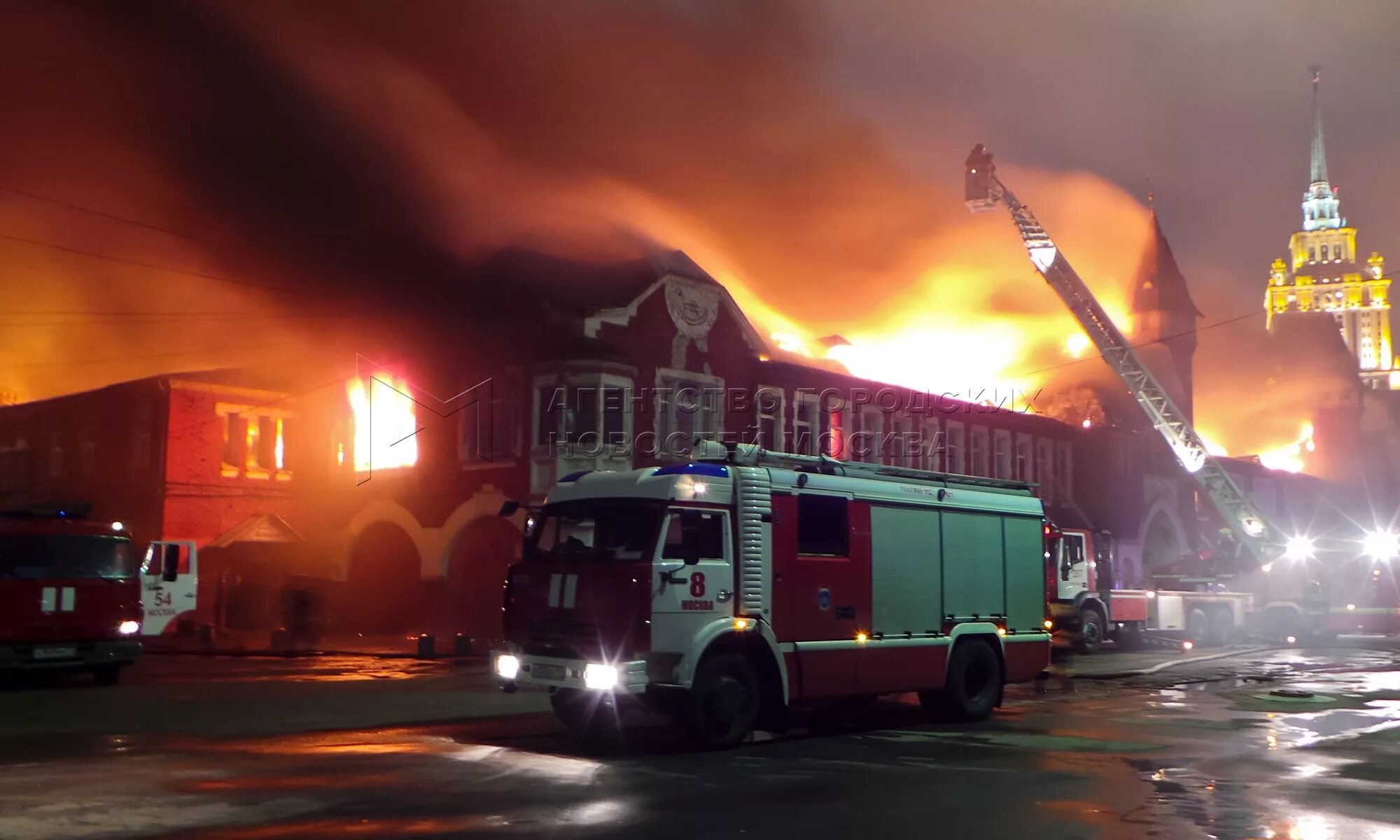 Пожар в москве ночью. Пожар в хостеле. Пожар в москве ночью. Пожар в москве ночью. Пожар на ленинском проспекте сейчас москва.