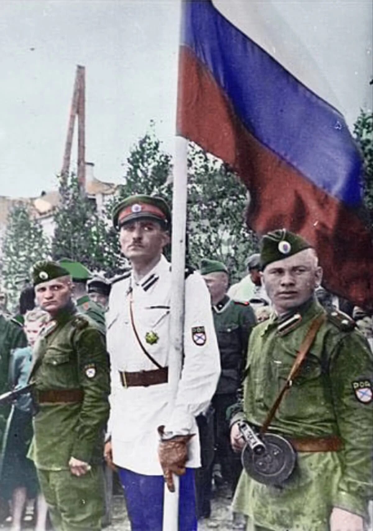 Власовцы вторая мировая. Парад власовцев в пскове 1943 год. Парад власовцев. Власовцы год. Бойцы роа власовцы.