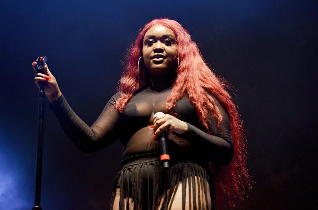 Перевод песни backstage passes cupcakke. Cupcakke горячее. Перевод песни backstage passes cupcakke. Сколько зарабатывает cupcakke. Капкейк рэперша.