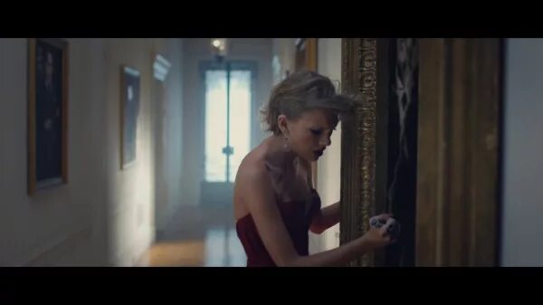 Shout out blank space. Blank space игра. taylor swift blank space. тейлор свифт открывает окно в клипе.