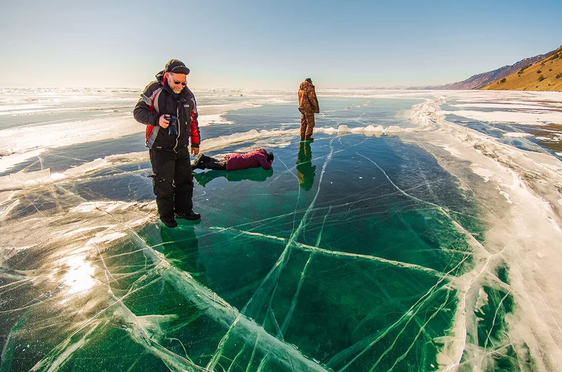 Сколько лед на байкале. Озеро Байкал подо льдом. Прозрачный лед Байкала. Байкал зимой. Озеро Байкал прозрачный лед.