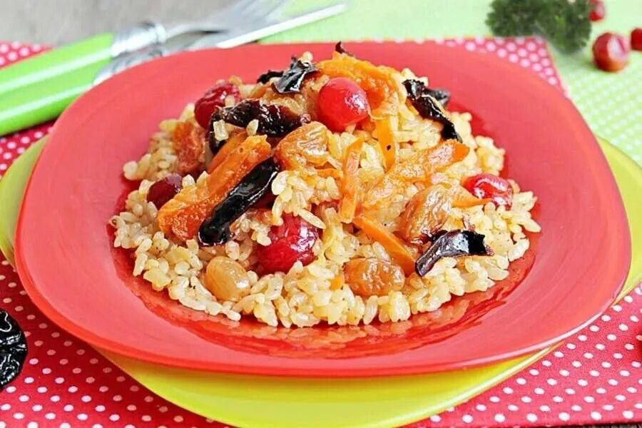 Плов из сухофруктов с рисом. Армянский фруктовый плов. плов с курагой и черносливом. сладкий рис с сухофруктами. плов с сухофруктами изюм курага.