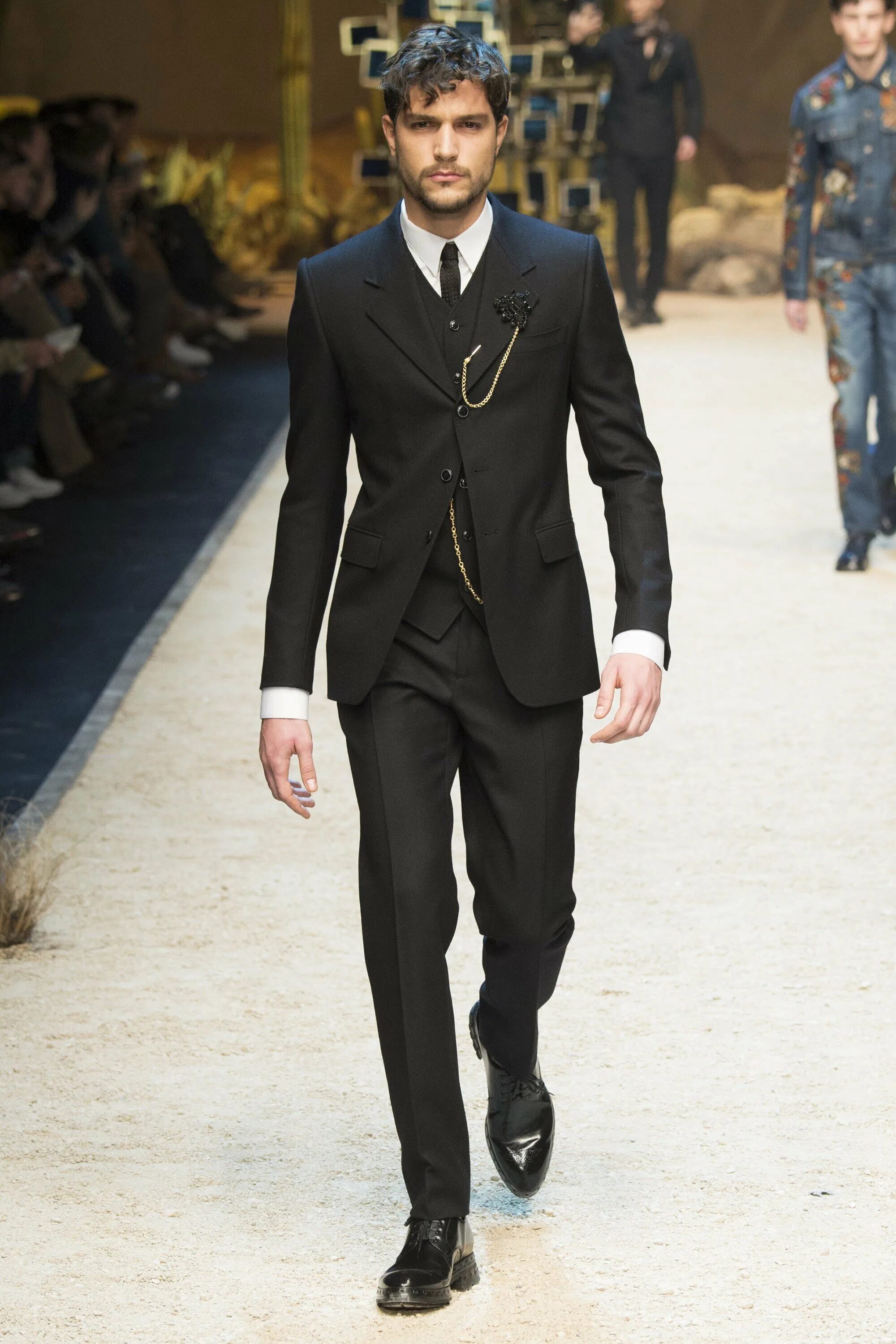 21 октября мужчина. Мужская мода Дольче Габбана. Dolce Gabbana мужской костюм 2022. Костюм Дольче Габбана. Костюм Дольче Габбана мужской.