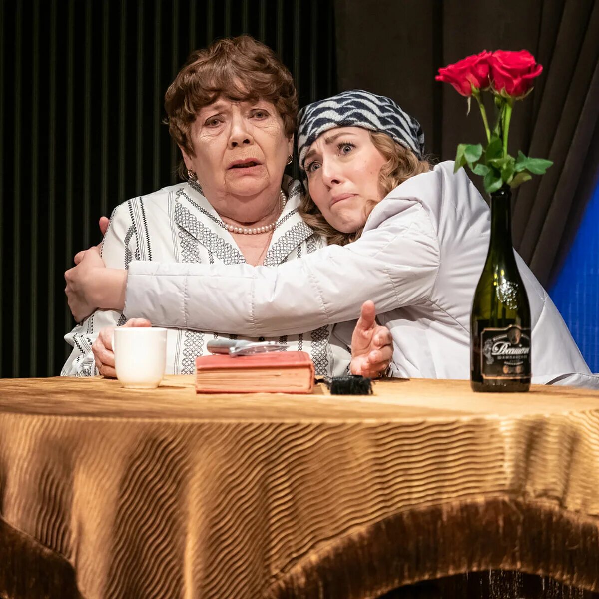 Спектакль пока. Птушкиной “пока она умирала” афиша. Птушкиной “пока она умирала” афиша. Спектакль мёртвая женщина. Кухарева олег актер театра драмы.