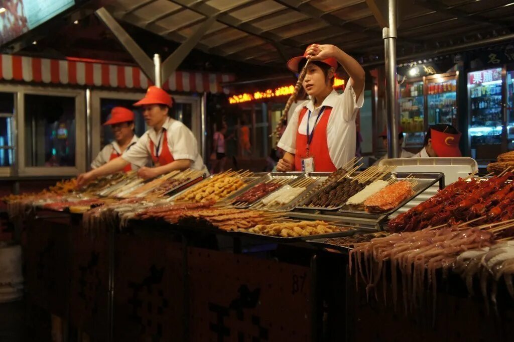 Пекинская сладость. Улица ванфуцзин в пекине. Стрит фуд китай. Китайская уличная кухня. Еда в пекине.