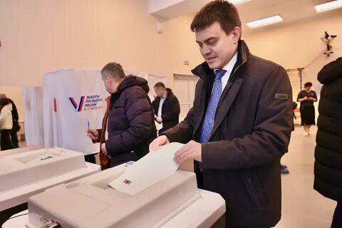 Губернатор голосует