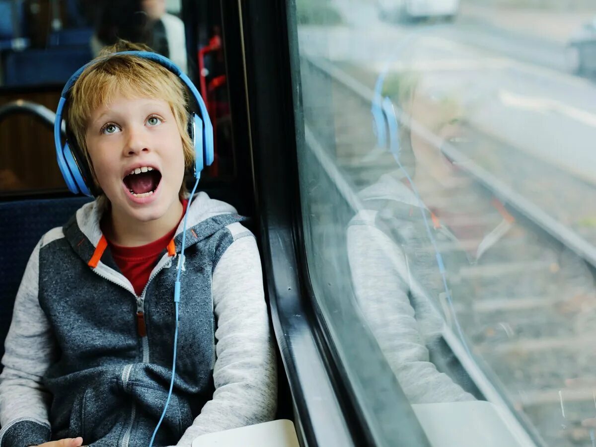 Мальчики поезд с мамой. Мальчик в автобусе. Про поезда для мальчиков. Мальчик едет в автобусе. Мальчик едет в электричке.